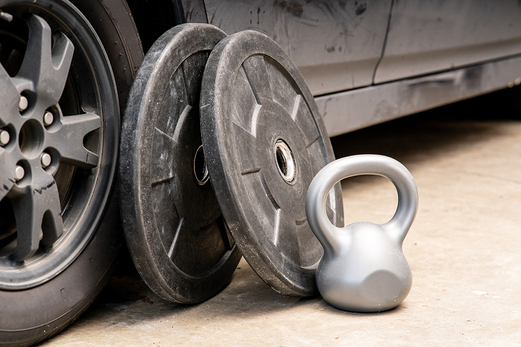 Photo,Of,Typical,Home,Gym,Located,In,A,Garage,Showing